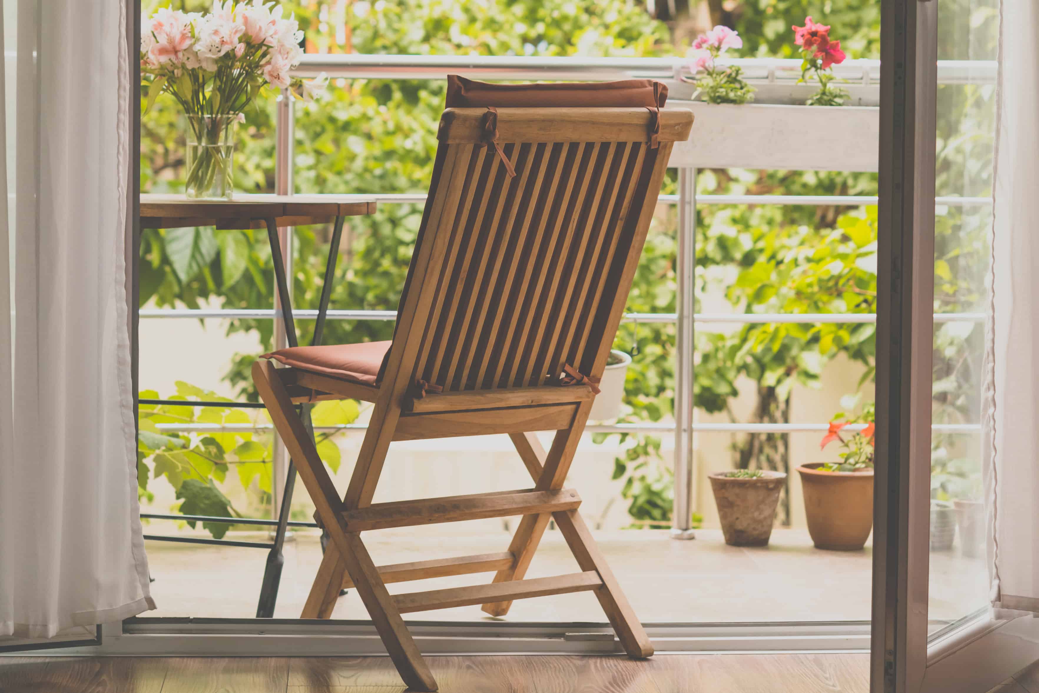 How to decorate small balconies