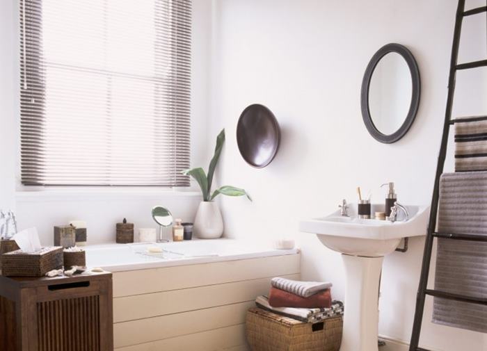 How to decorate a small bathroom