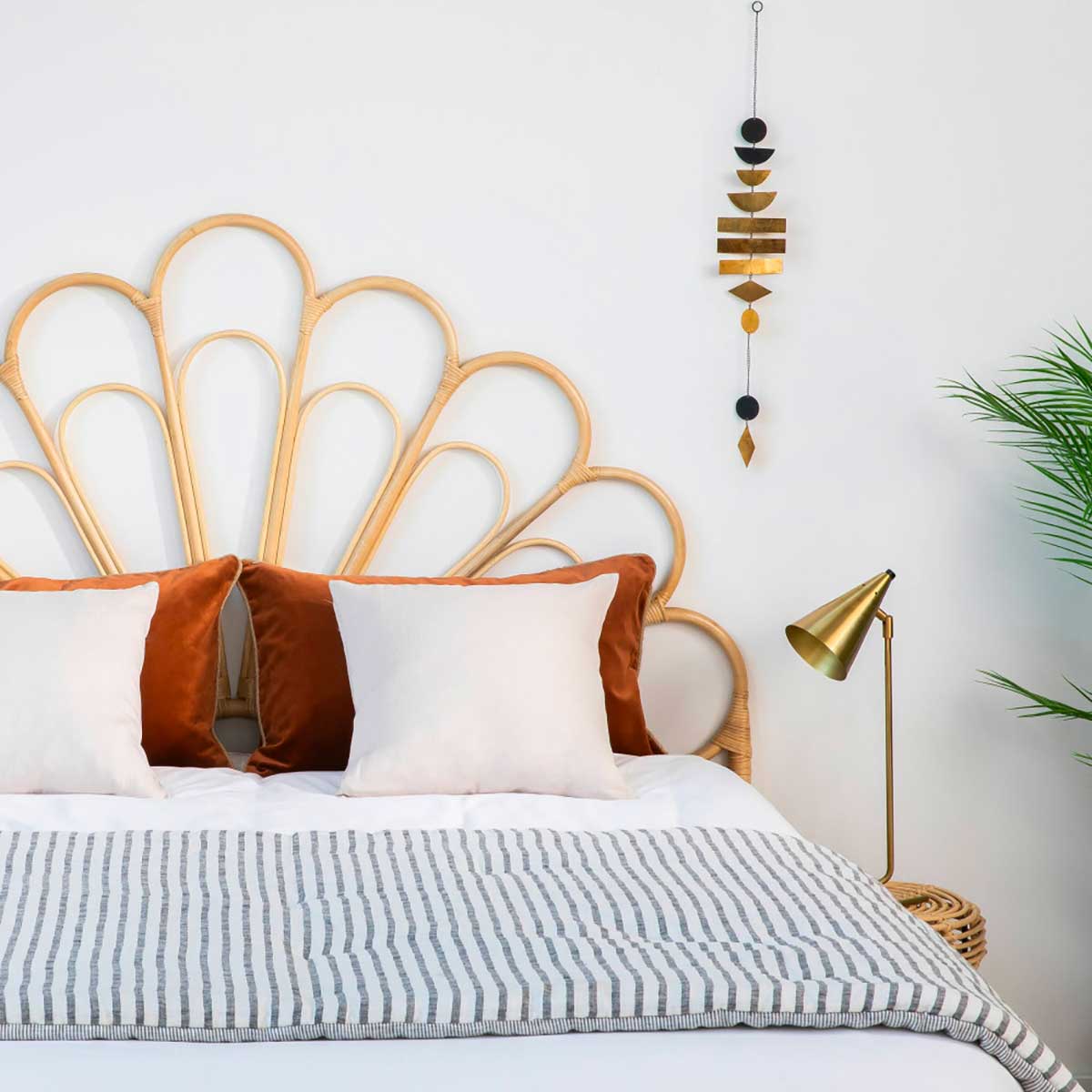 Rattan headboard for an original decor