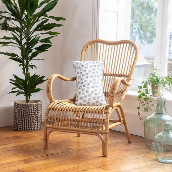 Vintage inspiration for this rattan armchair with armrests that comes accessorized with a printed cushion