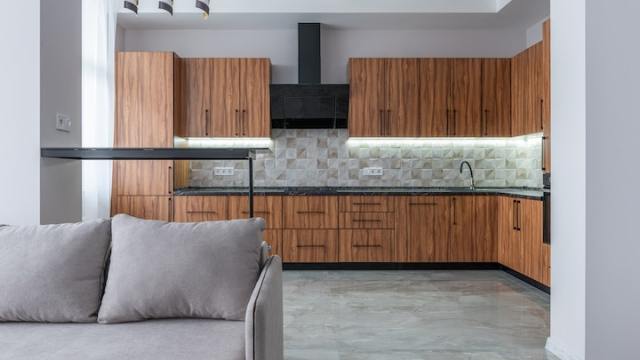 granite-countertop-in-wood-kitchen