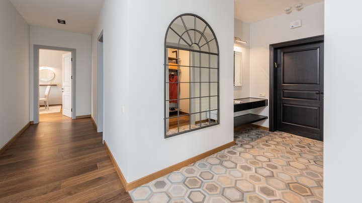 corridor-framed-in-wood-floor