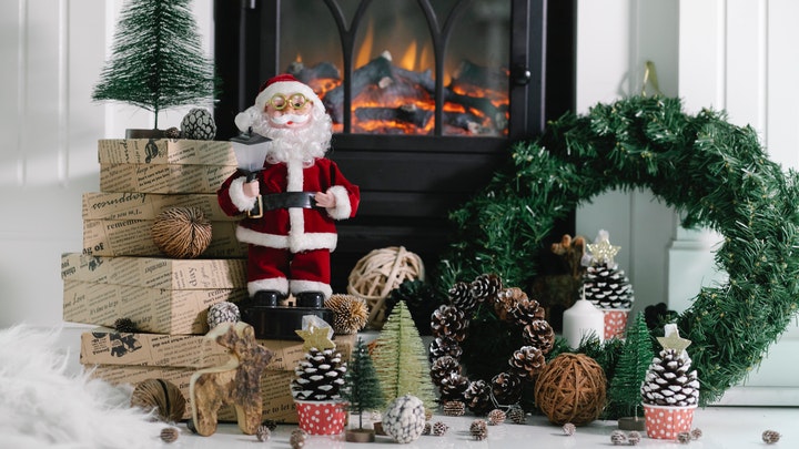 Christmas-Wreath-On-The-Floor