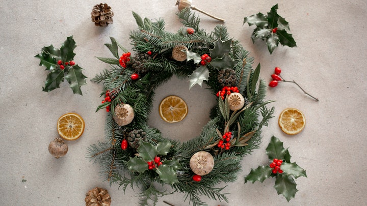 red-and-brown-christmas-wreath-with-green-details