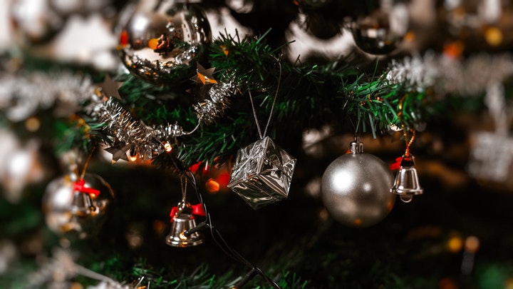 silver-decorated-christmas-tree