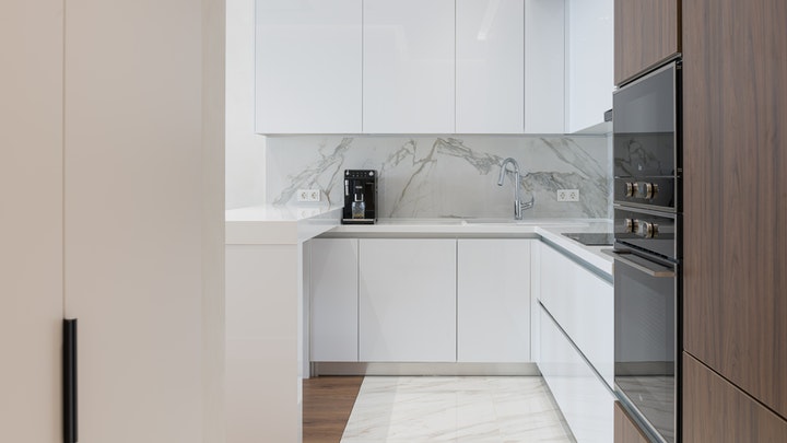 kitchen-white-color-furniture-and-peninsula