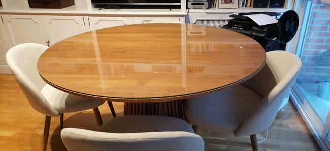 Special glass on a round table