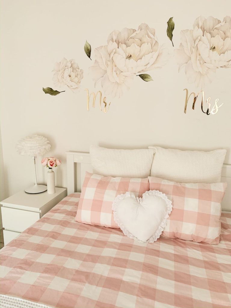 how to furnish a shabby chic bedroom