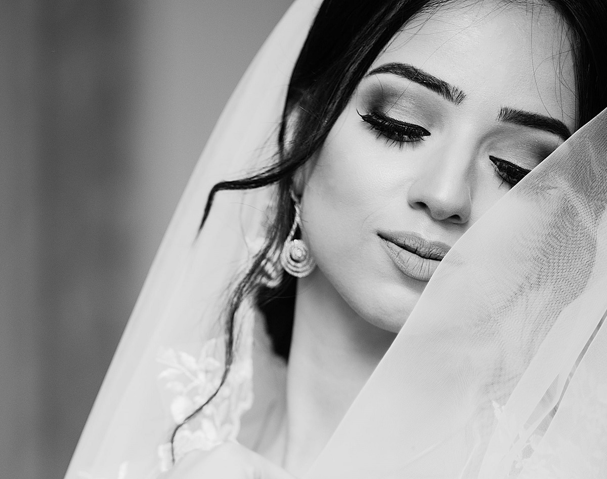 How can I look beautiful in wedding photos?