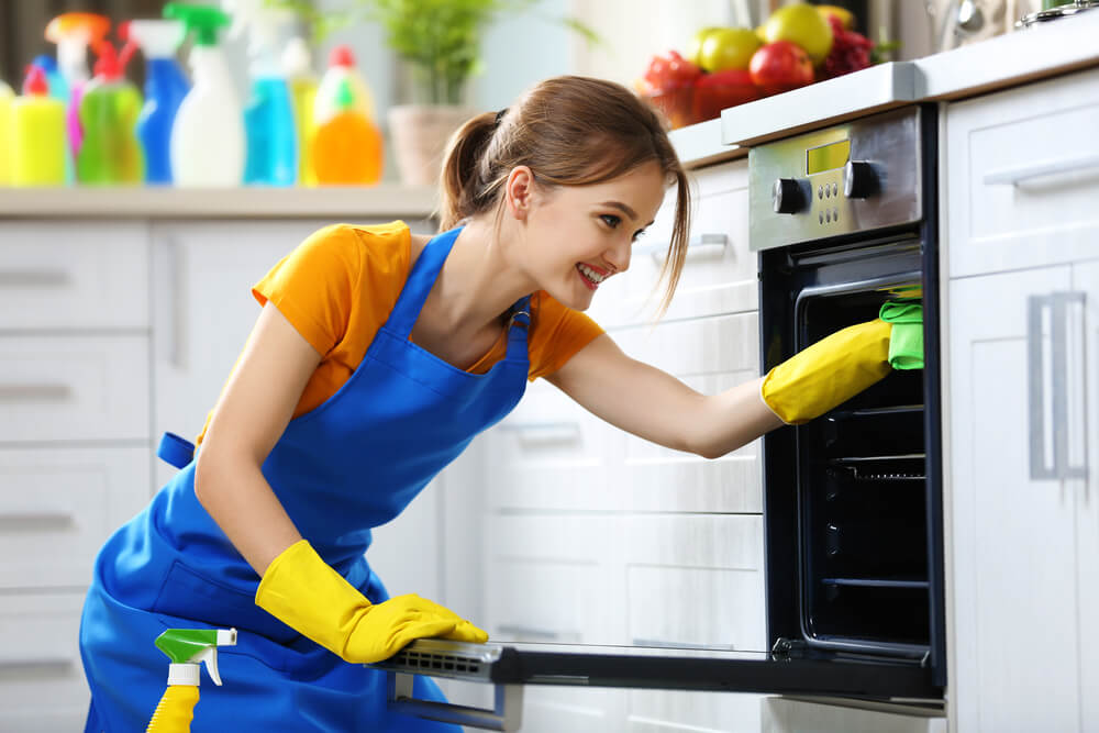 How to clean the oven naturally