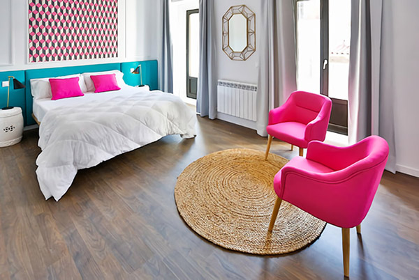 Beautiful and cheerful double bedroom in fuchsia pink and turquoise