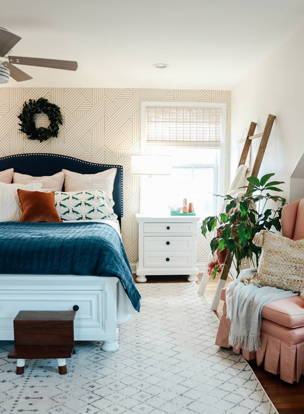 Cheerful and beautiful wedding room with blue textiles and wallpaper