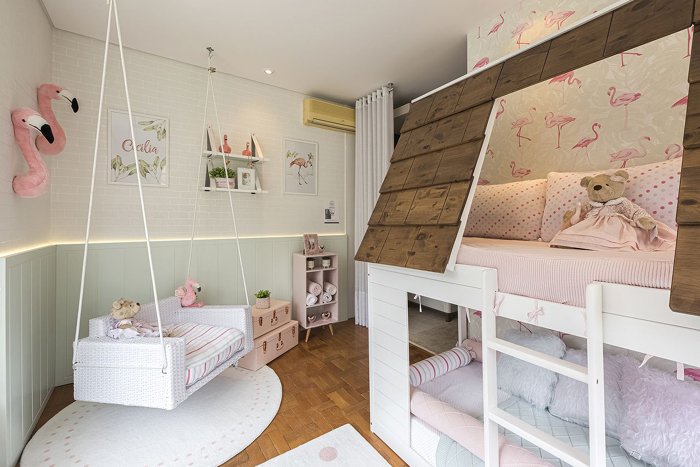 Children's room with wooden patterns and light pink touches