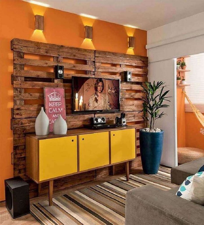 TV panel made from reused pallets