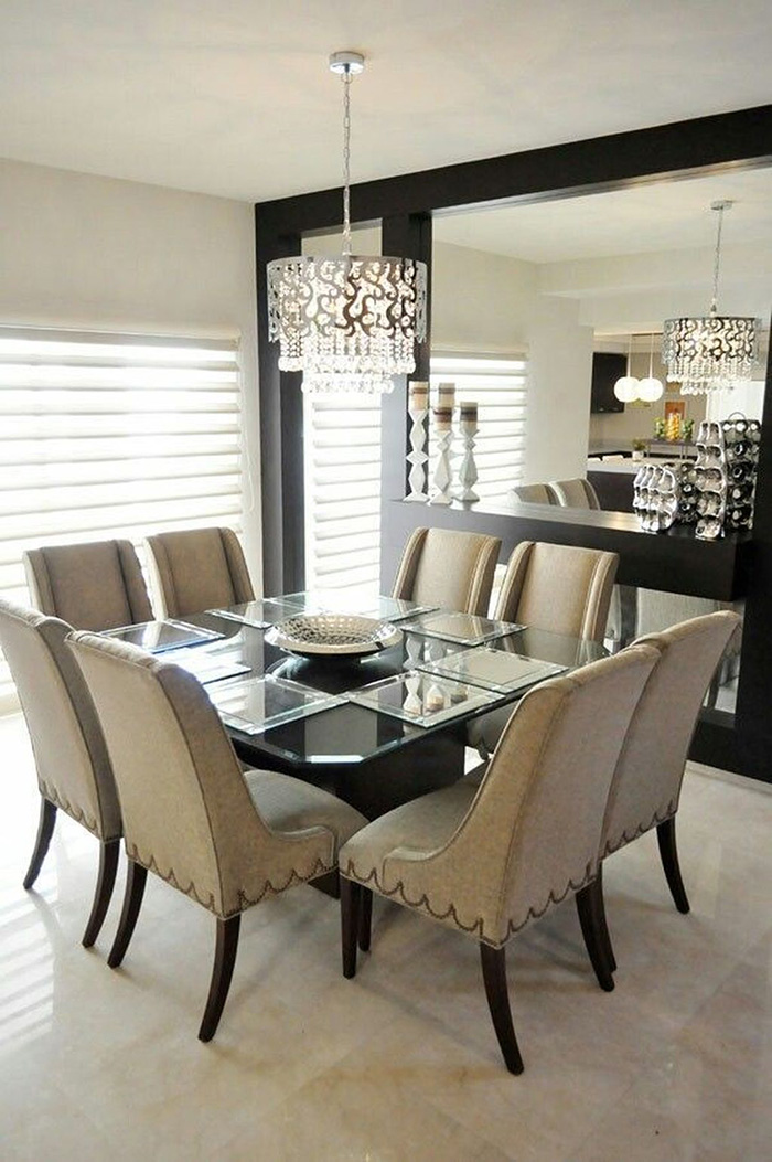 Dining room with walls decorated with mirror mosaic