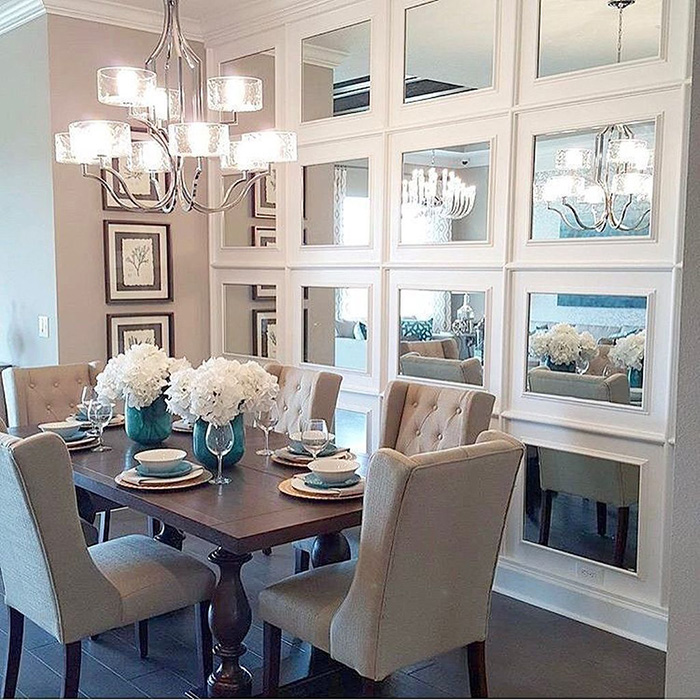 Dining room with walls decorated with mirror mosaic