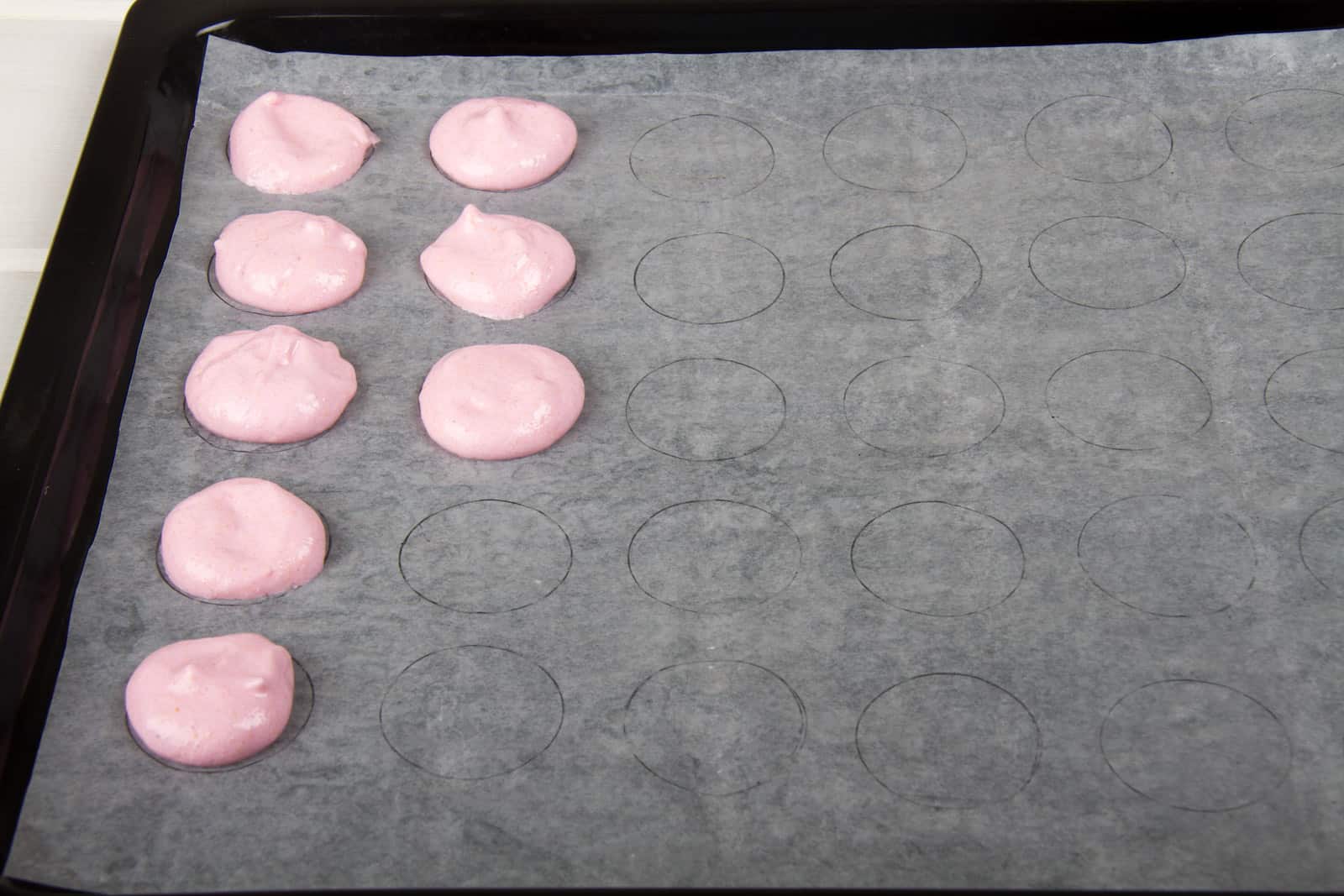 8- Place the macarons on the tray