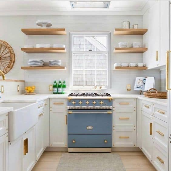 8-A-white-kitchen-with-wood-and-gold-details