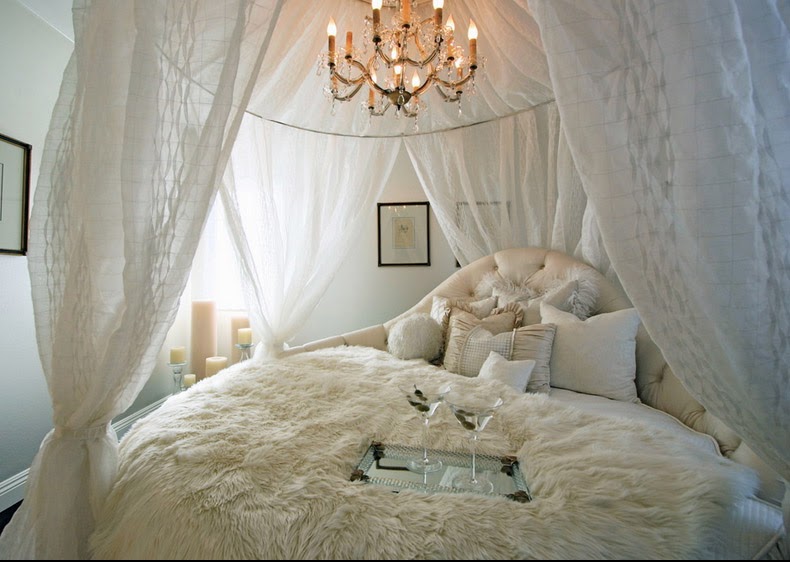 A fluffy and romantic feel from the round canopy and king-size bed 