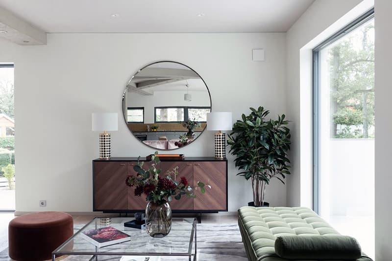 Using a mirror in the interior of an apartment