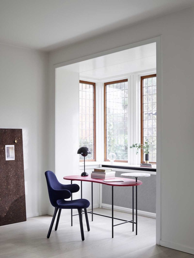 Bean shaped table with two trays