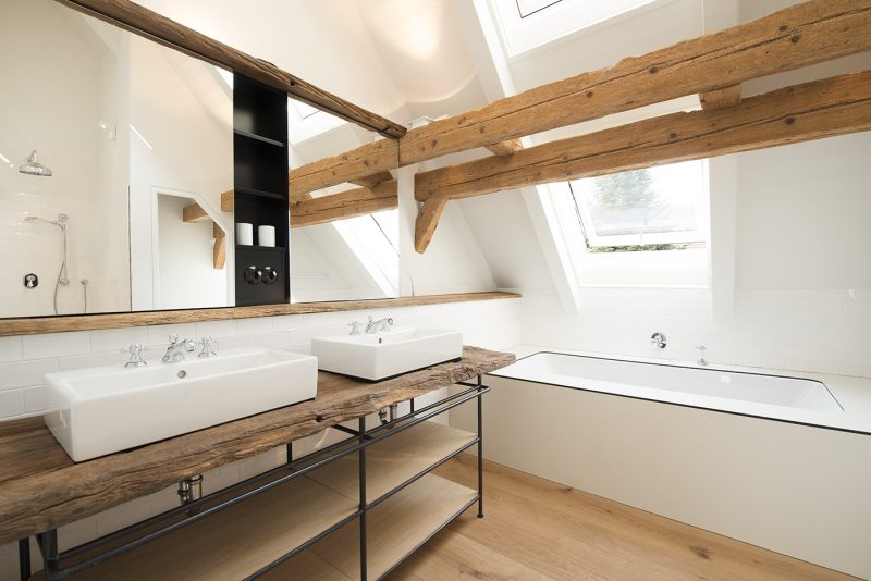 Bathroom with wooden beams in an old barn