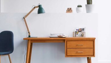 Bureau vintage en bois massif avec pieds compas