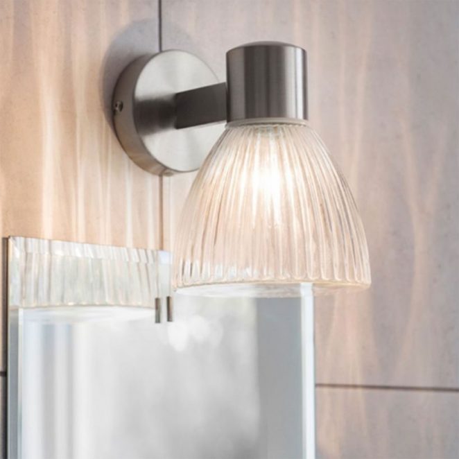 These ribbed glass wall lights are particularly suitable for illuminating a bathroom