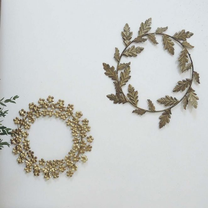 Made from aged gold metal, these wreaths bring an antique touch to your interior.