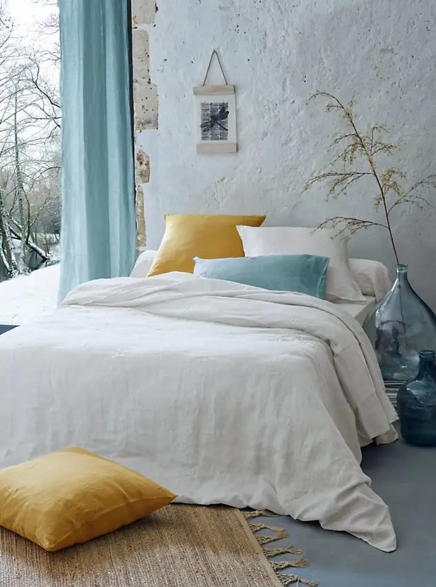 Washed linen is an elegant and natural material that brings a natural touch to your room.