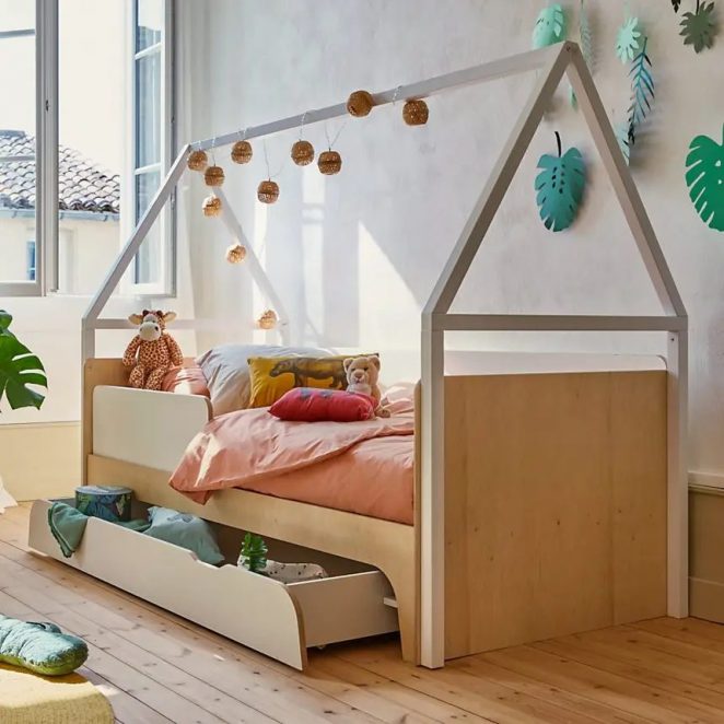 The cabin bed is a great classic in children's rooms. This model has a practical storage drawer big enough to store clothes, toys or bed linen.