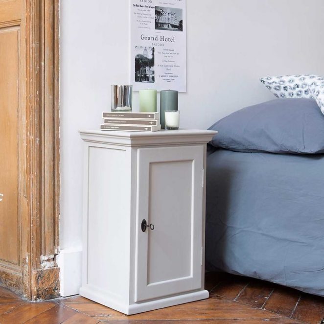 Rustic details like the faux key bring a rustic and authentic touch to this nightstand