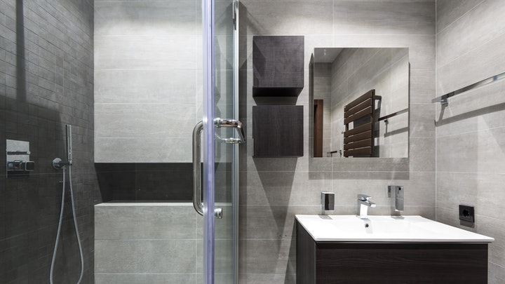 bathroom decorated in light and dark colors