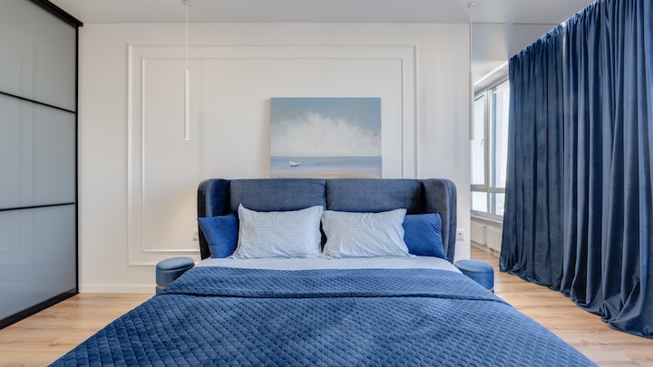 blue-white-decorated bedroom