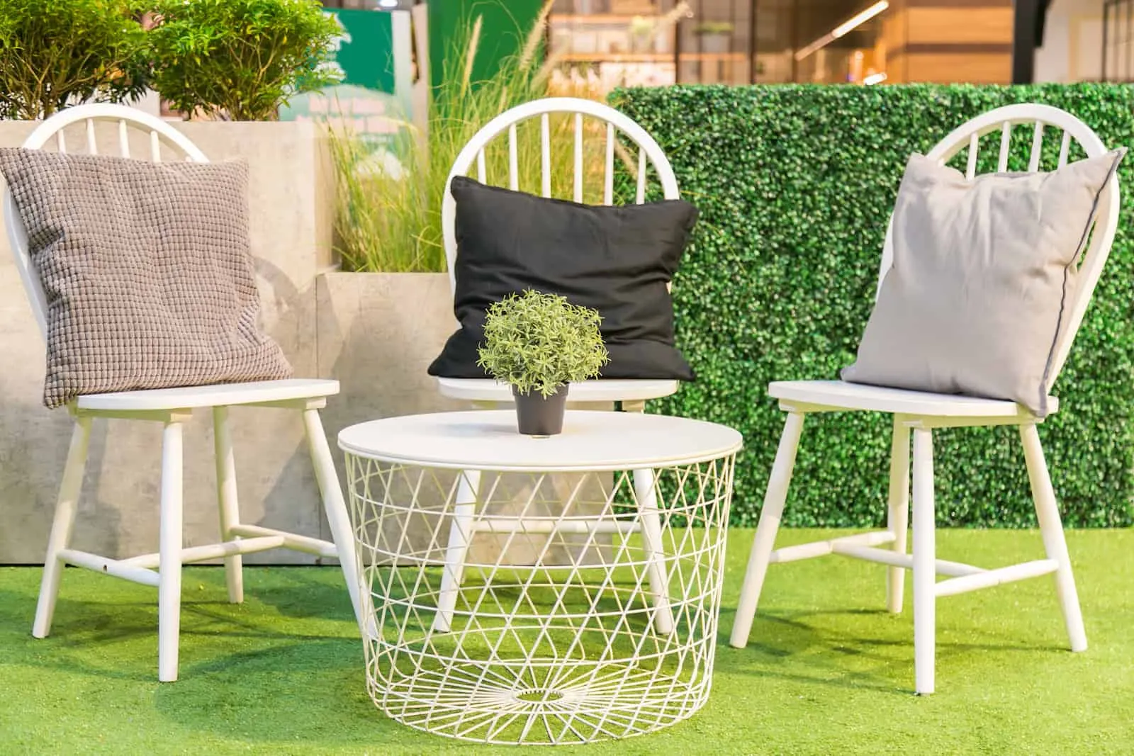 How to decorate terraces and balconies with artificial grass