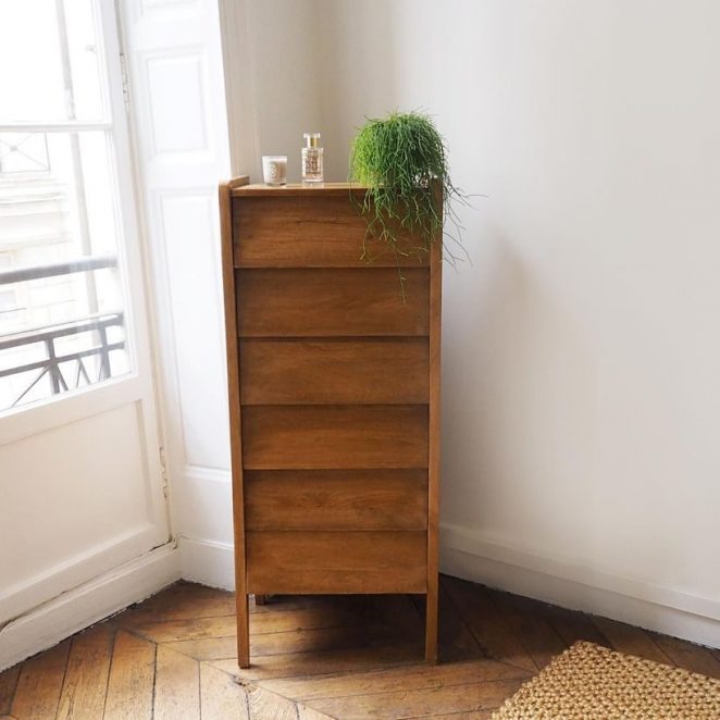 This dresser, which consists of 6 drawers and is quite narrow, easily finds its place in a master bedroom or a child's bedroom.