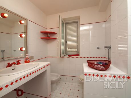 red-bathroom-decoration-2013